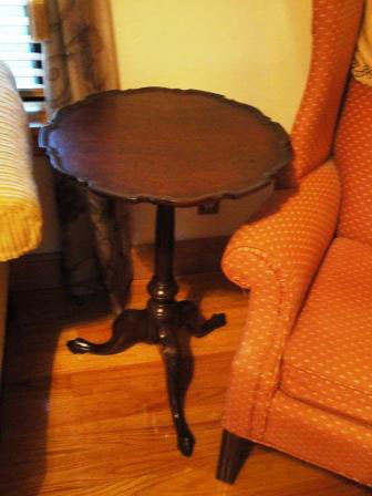 Pie Crust Table